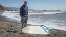 Surfer aus Leidenschaft - Jim Merryfield kommt wann immer er kann an die Lost Coast. Sonst fliegt er ein Aufklärungsflugzeug auf der Suche nach Waldbränden. | Bild: BR/Dirk Rohrbach