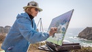 Pacific Painter - Pam Miller malt am Straßenrand ihr Lieblingsmotiv, das Meer mit Felseninseln und jeder Menge Vögeln. | Bild: BR/Dirk Rohrbach
