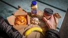 Ausgewogenes Powerfrühstück für hungrige Radler - Zucker, Fett, Protein und Kaffee natürlich. | Bild: Dirk Rohrbach