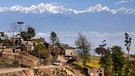 Ausblick auf Landschaft, ländliche Häuser und Berge des Himalaya, Nebel liegt im Tal, bei Dhulikel, Nepal. | Bild: picture alliance / imageBROKER | Harry Laub