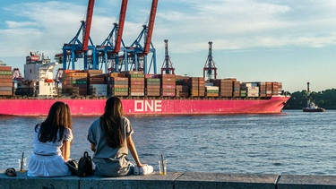 Containerschiff ONE am Burchardkai, Container Terminal, Junge Frauen an der Kaimauer in Övelgoenne naehe Elbstrand | Bild: picture alliance / Global Travel Images