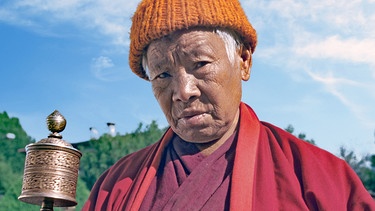 Bhutan, Priester mit Gebetsmühle | Bild: picture alliance / imageBROKER | Sepp Puchinger