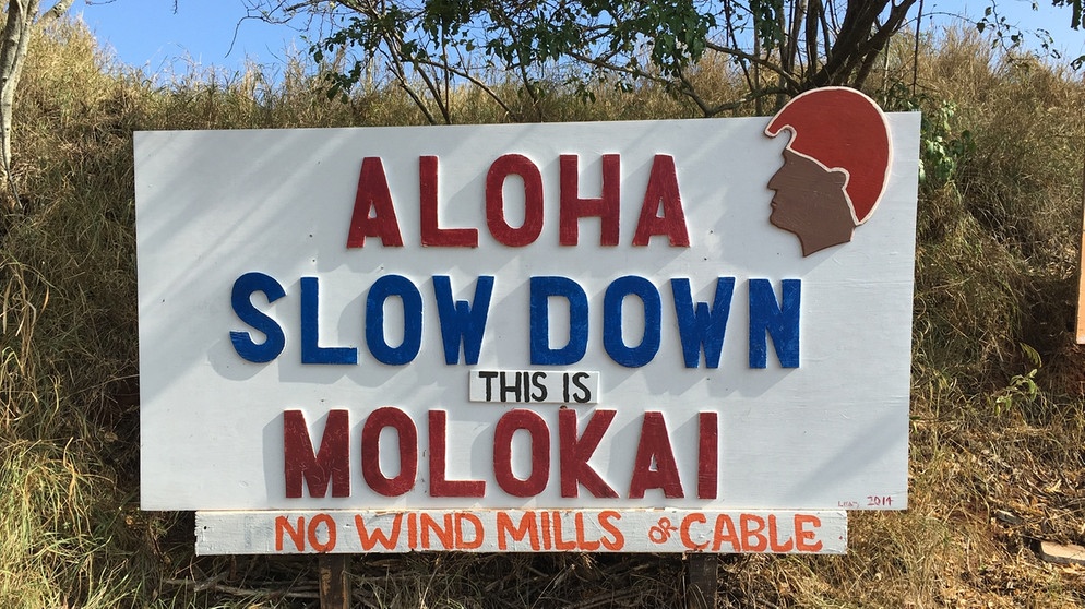 Kalaupapa: Ein Schild am Flughafen von Moloka'i | Bild: BR/Till Ottlitz