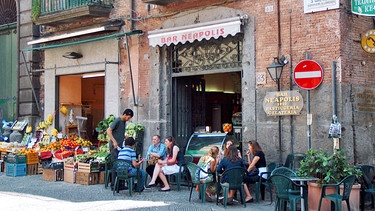 Eine typische Strassenszene in Neapels Altstadt | Bild: picture-alliance/dpa/Lars Halbauer