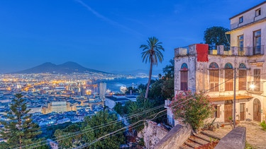Blick vom Vomero-Viertel auf die Innenstadt von Neapel in Italien bei Nacht | Bild: picture alliance / Zoonar | elxeneize