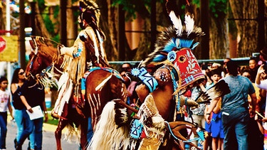 Performers are seen at the annual Gathering of Nations Powwow and Miss Indian World Pageant in Albuquerque, New Mexico, the United States, on April 27, 2019. | Bild: picture alliance / Photoshot | -