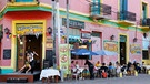 Bunt bemaltes Café Estacion Caminito mit Tango-Ausstellung im Stadtteil La Boca, Buenos Aires, Argentinien | Bild: picture alliance / robertharding | Stuart Black