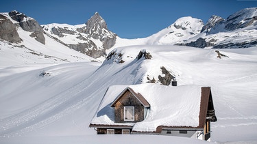 Das Gasthaus Glattalp in der Schneelandschaft bei der Wetterstation auf der Glattalp im Bisisthal, Kanton Schwyz. | Bild: picture alliance/KEYSTONE | URS FLUEELER