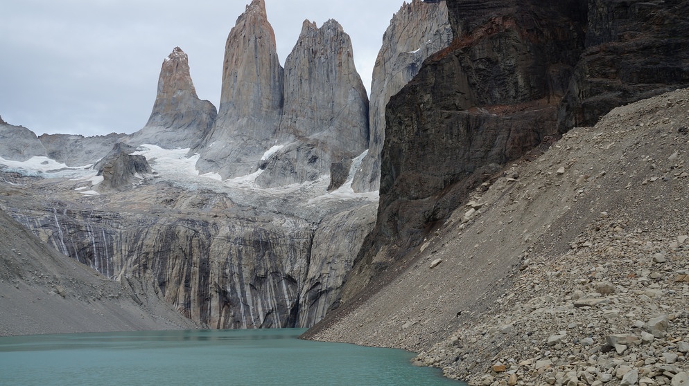 Zerklüftete Berggipfel aus Granit über einem Bergsee | Bild: Tilo Mahn