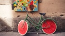 Italien, Toskana, Florenz, Wassermelonenfahrrad vor einer Fassade | Bild: picture alliance / Westend61 | Westend61 / Susan Brooks-Dammann
