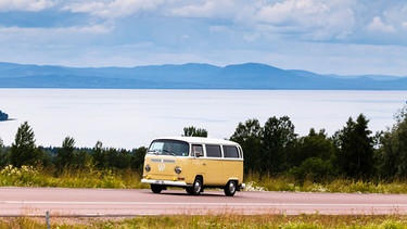 Camping-VW-Bus in Schweden | Bild: picture alliance / imageBROKER | Tobias Veser