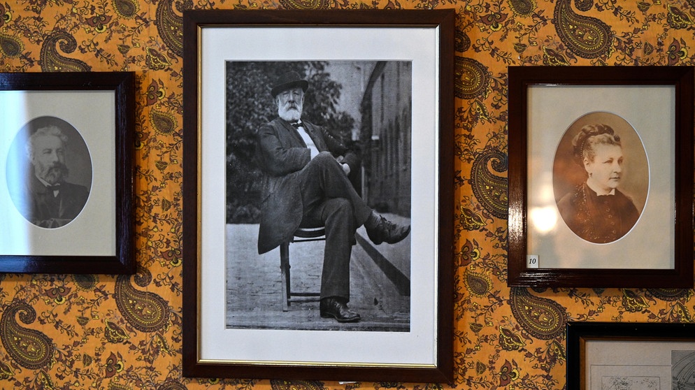 Eine Fotografie des franzoesichen Schriftstellers Jules Verne im Maison de Jules Verne in Amiens in Frankreich (Foto vom 22.09.2022). Das Maison de Jules Verne ist ein Wohnhaus, in dem der Schriftsteller Jules Verne (1828-1905) 18 Jahre lebte. Heute beherbergt das Gebaeude ein Museum zur Erinnerung an den Schriftsteller und steht als Monument | Bild: picture alliance / epd-bild | Heike Lyding