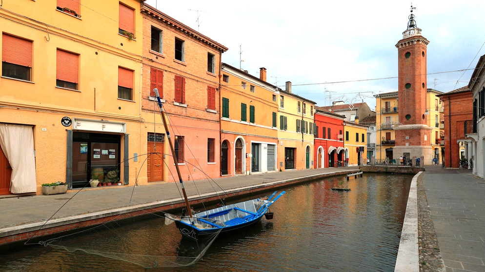 The Migliarino Canal with the clock tower in Comacchio Village, Ferrara, Italy | Bild: picture alliance / Photoshot | -