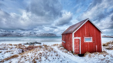 Skandinavische Holzhütte auf den Lofoten | Bild: picture alliance / Shotshop | Dmitry Rukhlenko