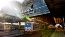 Platforms at the Prague - Main Railway Station, Czech Republic | Bild: picture alliance / CTK | Rene Fluger