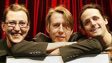 Andreas Rebers umrankt von Martina Schwarzmann und Philipp Weber beim Deutschen Kabarettpreis 2008 | Bild: picture-alliance/dpa
