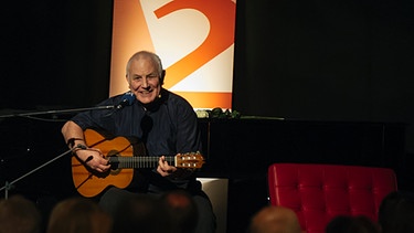 Anatol Regnier (Wedekindenkel und -Biograf) spielte und sang auf der Bühne des BR-Funkhauses bei der Veranstaltung "In die Anstalt" am 15. Dezember.  | Bild: BR / Philipp Kimmelzwinger