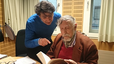 Redakteur Antonio Pellegrino vor den Aufnahmen mit dem 95-jährigen Autor und Filmemacher Georg Stefan Troller in Köln 2017 | Bild: BR / Antonio Pellegrino
