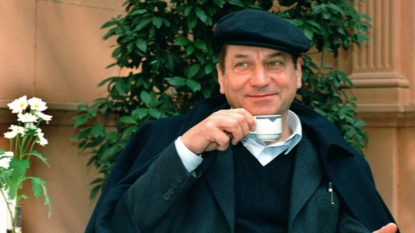 Auf einen Espresso mit dem Triestiner Schriftsteller und Germanisten Claudio Magris (1999) | Bild: epa Bildfunk / dpa