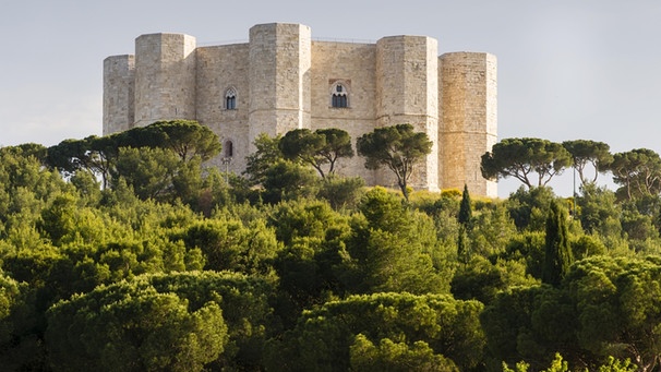 Castel del Monte in Apulien: Burg aus der Zeit des Stauferkaisers Friedrich II. von 1240 bis ca.1250 erbaut, ist UNESCO Weltkulturerbe.  | Bild: picture-alliance/dpa/imageBROKER