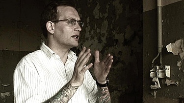 Schriftsteller Clemens Meyer 2011 bei einer Kundgebung | Bild: wikimedia/Enno Seifried