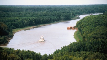 Ein Ausflugsdampfer auf dem Yazoo Kanal, dem Old Mississippi River, bei Vicksburg im US-Bundesstaat Mississippi, aufgenommen 1994 | Bild: picture-alliance/dpa