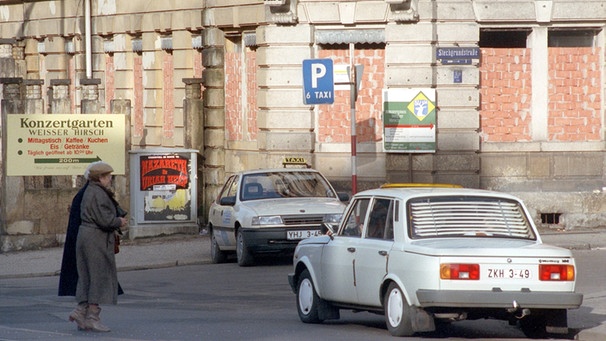 Blick auf heruntergekommene Gebäude auf dem Weißen Hirsch (Dresden) im Jahr 1992, hier die Siechgrundstraße, fotografiert von Thomas Lehmann | Bild: picture-alliance/dpa/Report