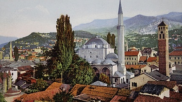 Blick vom Rathaus über Sarajevo mit seinen Moscheen, Kirchen und Synagogen | Bild: picture-alliance/dpa