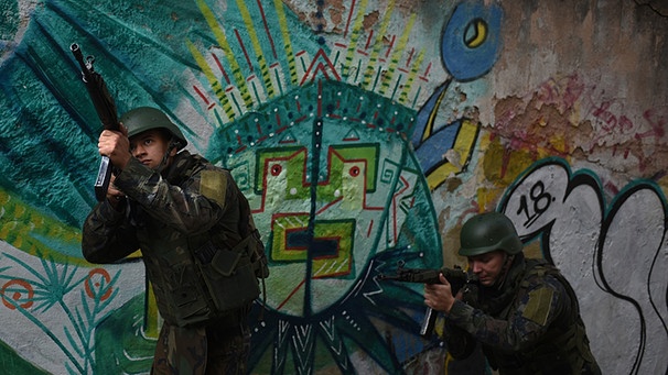 Polizeieinsatz in einer Favelas von Rio de Janeiro | Bild: picture-alliance/dpa