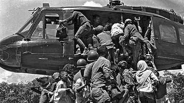 Saigon 1975, Flüchtlinge versuchen mit den letzten US-Army Hubschrauber Vietnam zu verlassen | Bild: picture-alliance/dpa