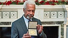 Am 6. Dezember wurde dem tansanischen Schriftsteller  Abdulrazak Gurnah in London die Literatur-Nobelpreis-Medaille überreicht | Bild: Nobelrpize.org / Photo: Hugh Fox