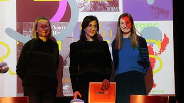 Mitglied der Jury: Beate Meierfrankenfeld, Preisträgerin: Antonia Baum, Moderatorin: Marie Schoeß | Bild: BR