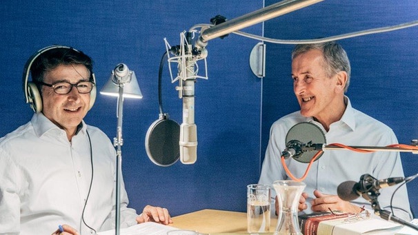Neil MacGregor und Antonio Pellegrino (links) im Studio des Bayerischen Rundfunks | Bild: BR / Kimmelzwinger