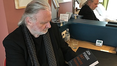 Jon Fosse mit seinem Buch "Der andere Name" | Bild: Cornelia Zetzsche