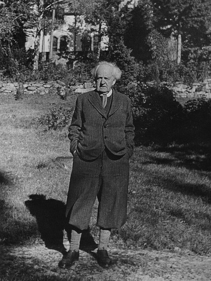Gerhart Hauptmann im Garten vor seiner Villa Wiesenstein | Bild: picture-alliance/dpa
