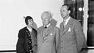 Margarete Hauptmann, Gerhart Hauptmann und Sohn Benvenuto 1932 bei seiner Ankunft in New York  | Bild: picture-alliance/dpa