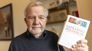 Philosoph Rüdiger Safranski hält sein neuestes Buch "Hölderlin" (Hanser Verlag) in Händen. (c) Patrick Seeger | Bild: picture-alliance/dpa/Patrick Seeger