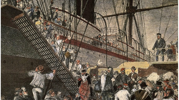 Schiffahrt: Auswanderer. Ein Hamburger Dampfschiff nimmt Auswanderer an Bord. Holzstich, um 1875, koloriert. | Bild: picture-alliance/dpa/akg-images