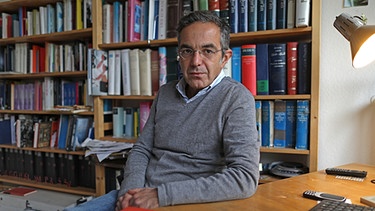 Navid Kermani, Schriftsteller, 2019 fotografiert in seinem Arbeitszimmer. Foto: Oliver Berg/dpa | Bild: picture-alliance/Oliver Berg / dpa