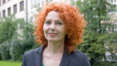 Schriftstellerin Kerstin Specht als Gast-Detektivin in der nemo-Runde  | Bild: BR/Natasha-I. Heuse