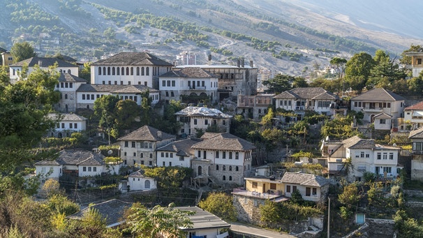 Blick auf die typischen Steinhäuser von Gjirokastra in Albanien. Seit 2005 gehört die Geburtsstadt des Autors Ismail Kadare zum Unesco-Weltkulturerbe.  | Bild: picture-alliance/dpa/Bildagentur-online/Schickert