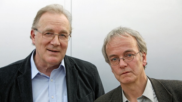 Sten Nadolny und Jens Sparschuh haben gemeinsam ein Buch geschrieben über die Zeit, als es noch die BRD und die DDR gab: "Putz- und Flickstunde - Zwei kalte Krieger erinnern sich" (Pieper). | Bild: picture-alliance/dpa/Report
