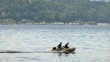 Zwei Männer in einem Boot | Bild: picture-alliance/dpa