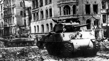 Amerikanische Truppen marschieren im März 1945 in Köln ein | Bild: picture-alliance/dpa