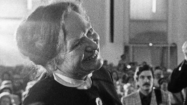 Alice Schmidt nimmt 1973 den Goethepreis der Stadt Frankfurt für ihren Mann Arno Schmidt entgegen | Bild: picture alliance / Manfred Rehm
