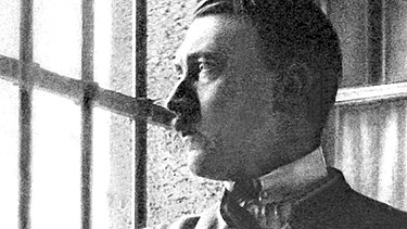 Adolf Hitler in seiner Zelle in der Feste Landsberg | Bild: picture-alliance/dpa