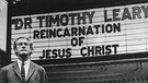 Der US-amerikanische "Drogenpapst" Timothy Leary steht vor einer Kinoreklame | Bild: picture-alliance/dpa