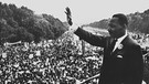 Der amerikanische Führer der Schwarzen, Dr. Martin Luther King, winkt von der Lincoln Gedächtnisstätte in Washington den Demonstranten zu.  | Bild: picture-alliance/dpa