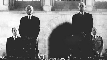 Schwarzweiß-Bild: Adenauer und de Gaulle 1962 in Reims | Bild: picture-alliance/dpa