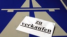 Symbolbild: Autobahnschild "zu verkaufen" | Bild: picture-alliance/dpa